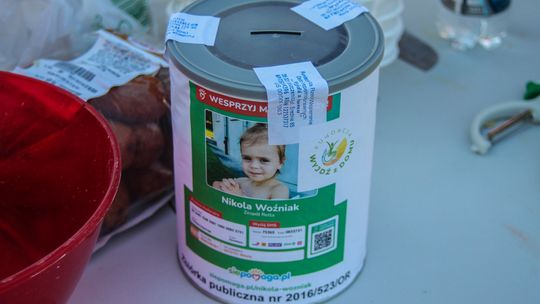 zdjęcie przedstawia portret dziewczynki na puszce do zbiórki pieniędzy