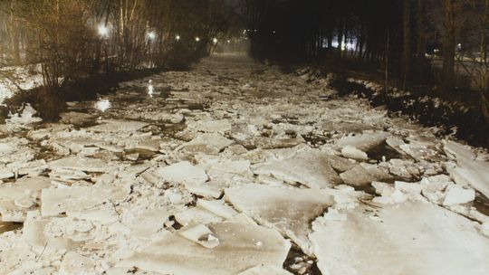 Sękówka ponad stanem alarmowym. Służby w gotowości zdjęcie przedstawia krę na rzece