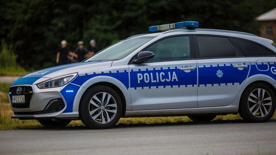 zdjęcie przedstawia policyjny radiowóz