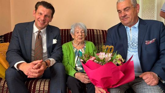 Setne urodziny mieszkanki Gorlic. Pani Genowefa Piecuch świętowała wyjątkowy jubileusz Setne urodziny mieszkanki Gorlic. Pani Genowefa Piecuch świętowała wyjątkowy jubileusz