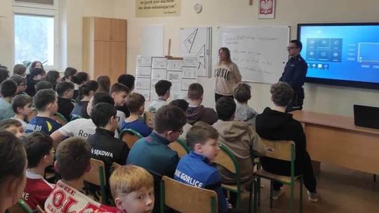 Siary. Policyjna lekcja o bezpiecznym kibicowaniu zdjęcie przedstawia uczniów klasy podstawowej w Siarach