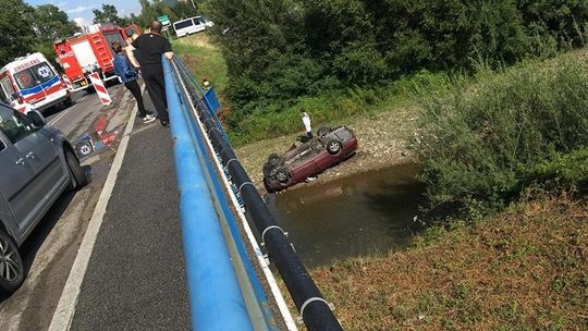 Siary. Samochód spadł z mostu na dach.