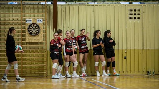 Siatkarki dopisują punkty do ligowej tabeli. Czy uda im się awansować do rundy zasadniczej? zdjęcie przedstawia siatkarki podczas meczu