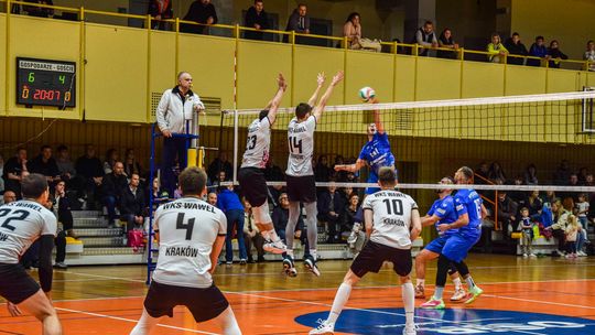 siatkarze grający w hali sportowej w gorlicach