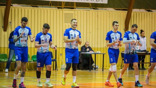 zdjęcie przedstawia siatkarki w jednolitych strojach
