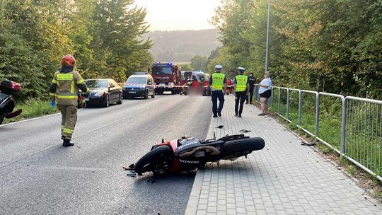 zdjęcie przedstawia strażaków i policjantów podczas udzielania pomocy przy wypadku w Siedliskach