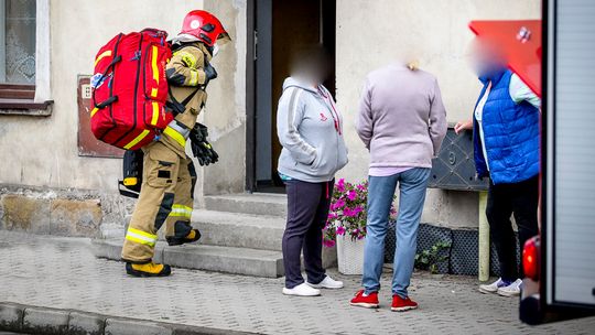 Siedmiolatek zaklinował się między oparciem a siedziskiem fotela