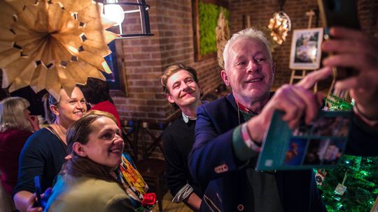 zdjęcie przedstawia kilka osób robiących sobie selfie