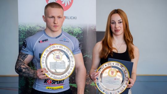 zdjęcie przedstawia dziewczynę i chłopaka z paterami w rękach