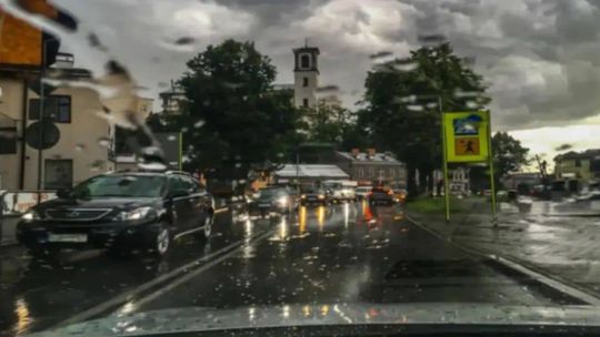Widok na zakorkowaną drogę w Gorlicach, podczas deszczu