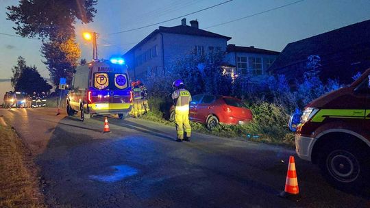 zdjęcie przedstawia strażaków i samochód w rowie