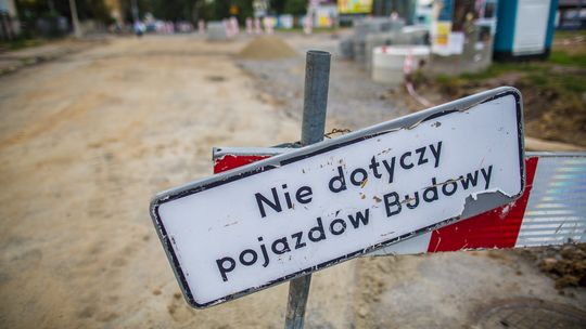 tablica z napisem nie dotyczy pojazdów budowy w tle plac budowy