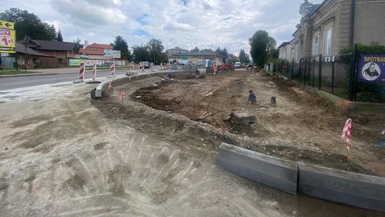 krawężniki leżące na jezdni podczas remontu skrzyżowania pod dukatem w gorlicach