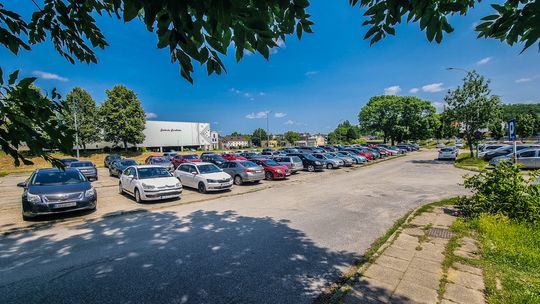 zdjęcie przedstawia rząd samochodów ustawionych na parkingu