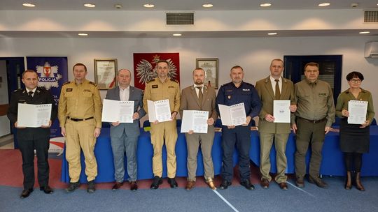 zdjęcie przedstawia ludzi z apelami w dłoniach