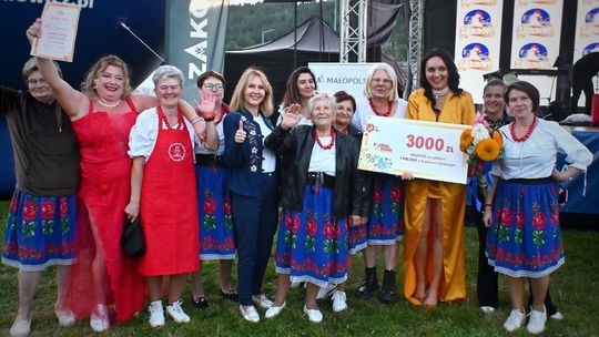 Zdjęcie przedstawia Koło Gospodyń Wiejskich z Korczyny z wygraną