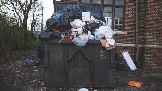 Śmieciowy problem przy ul. Sokolskiej. Pojemniki zniknęły, przyzwyczajenie pozostało