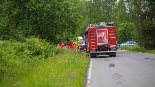 zdjęcie przedstawia samochody straży pożarnej stojące na jezdni