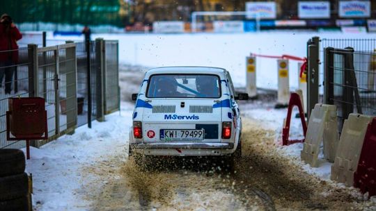 samochód Fiat 126p widziany od tył jadący po śniegu