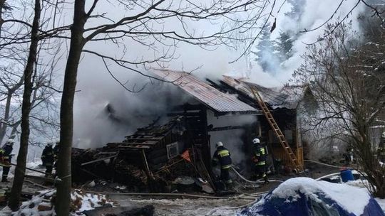 Spalił się dom w środku lasu, 5-osobowa rodzina bez dachu nad głową (video)