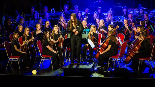 zdjęcie przedstawia kilkadziesiąt osób na scenie