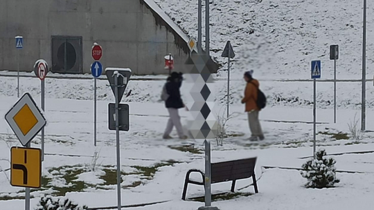 Spodziewaliśmy się Mikołaja, a tu... Na miasteczku rowerowym stanął o poranku wielki nie-bałwan