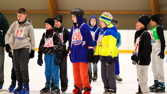 zdjęcie przedstawia grupę dzieci na łyżwach