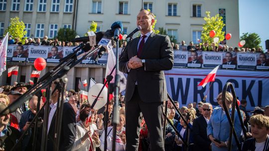 zdjęcie przedstawia mężczyznę mówiącego do mikrofonu