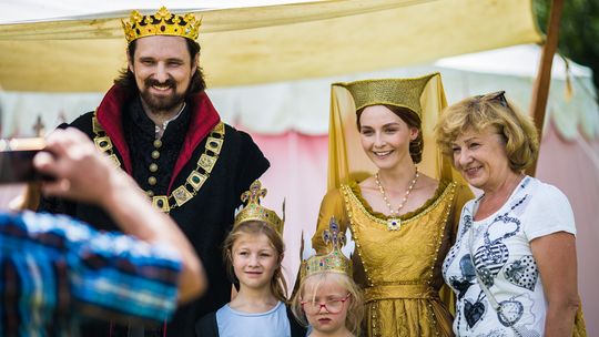 korona królów jagiellonowie aktorzy pozują do zdjęć w Bieczu