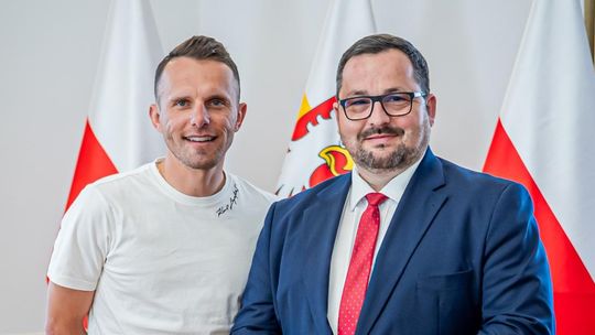 zdjęcie przedstawia starostę powiatu gorlickiego oraz Rafała Majka