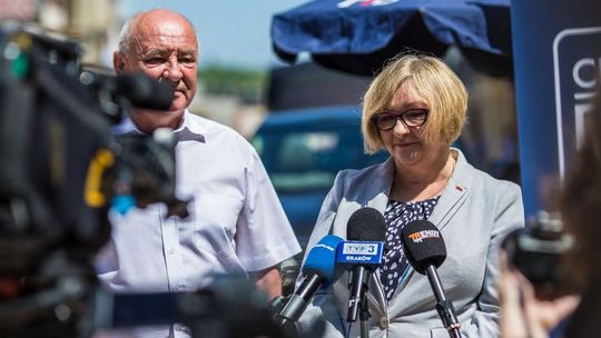 zdjęcie przedstawia kobietę przed mikrofonem