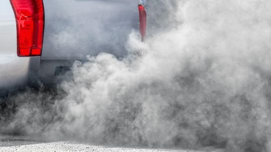 Sprawdź się w quizie o smogu. My pytamy, wy odpowiadacie zdjęcie przedstawia dym z rury wydechowej samochodu