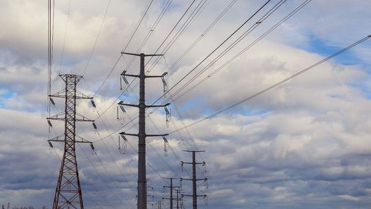 zdjęcie przedstawia słupy energetyczne