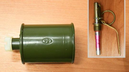 Zdjęcie przedstawia znaleziony granat