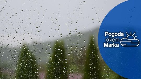 zdjęcie przedstawia szybę zalaną deszczem