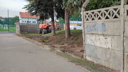 Remont stadionowego ogrodzenia. Zniknia betonowy mur od ul. Sportowej