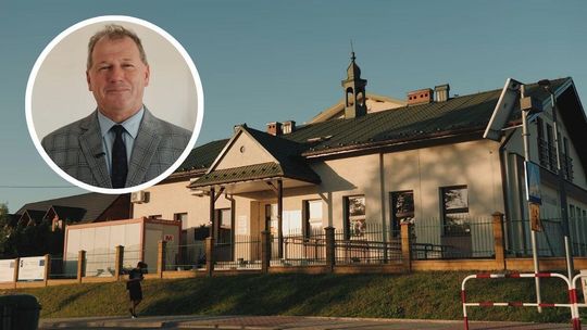 budynek szkoły w moszczenicy, obok portret mężczyzny pod krawatem
