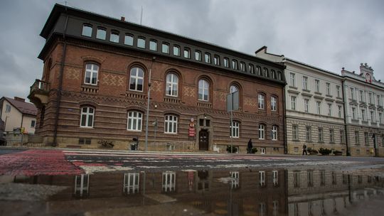 zdjęcie przedstawia budynek z cegły przy ulicy w mieście