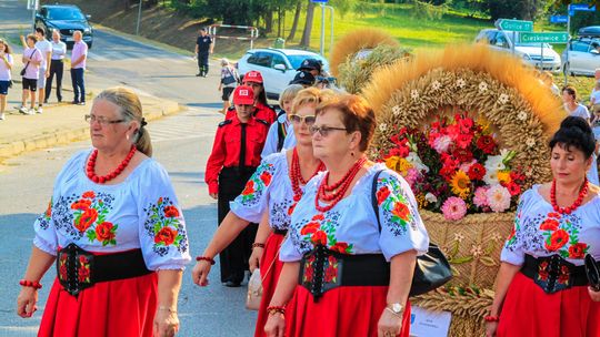 zdjęcie przedstawia kobiety niosące wieniec dożynkowy w Staszkówce