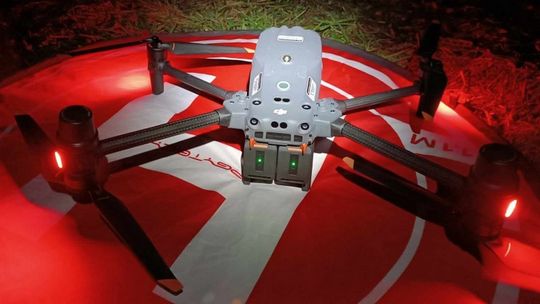 dron na płachcie startowej, widok w nocy