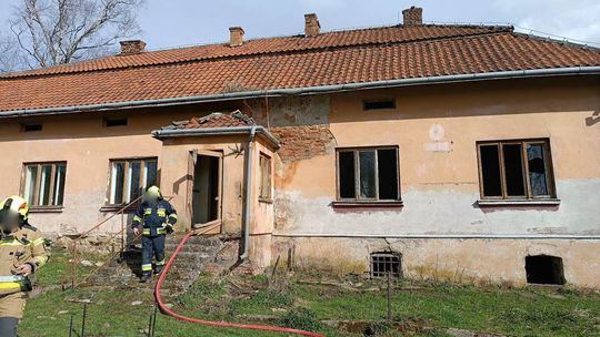 Staszkówka. Ogień w budynku starej szkoły [AKTUALIZACJA]