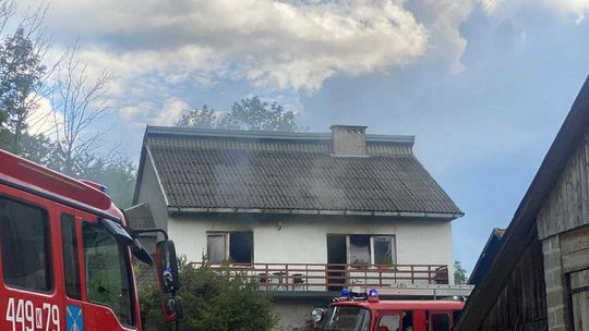 zdjęcie przedstawia dom po pożarze