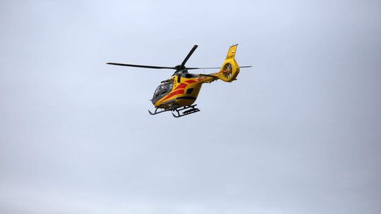 zdjęcie przedstawia helikopter w locie
