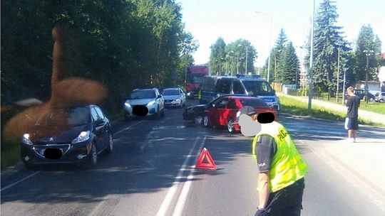 Stłuczka na „krajówce”. Opel zderzył się z fordem.