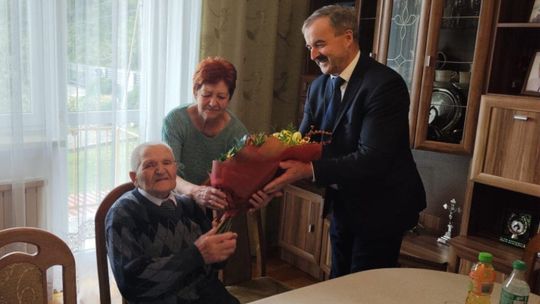 Zdjęcie przedstawia solenizanta 100 urodzin z Lipinek