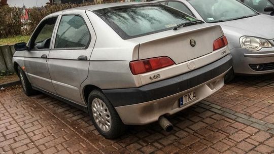 Stoi sobie na parkingu alfa romeo. Stoi już tak ze dwa miesiące.