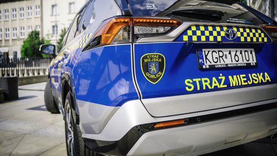 samochód stojący na ulicy w mieście przed urzędem miasta w gorlicach