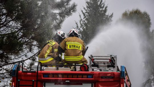 zdjęcie przedstawia strażaków na dach wozu bojowego