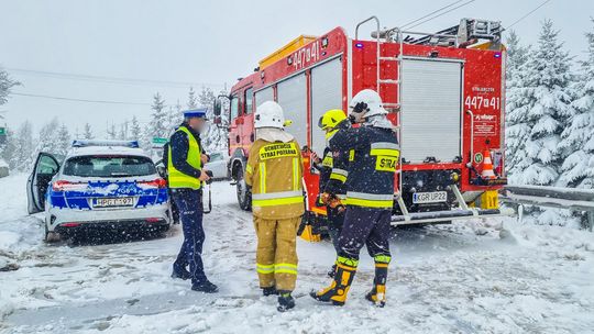 zdjęcie przedstawia strażaków i policjanta
