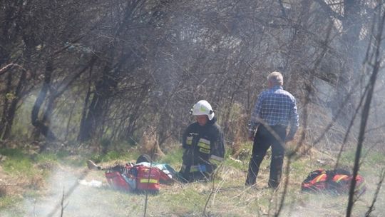 Strażacy pojechali do pożaru trawy. Uratowali życie kobiecie.